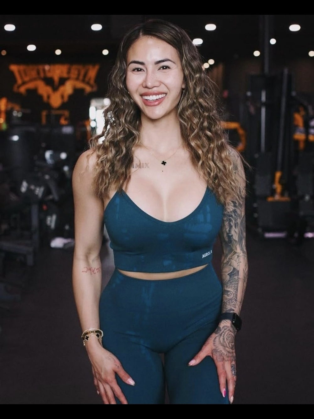 Aurola Seamless Deep Teal V-Neck Sports Bra